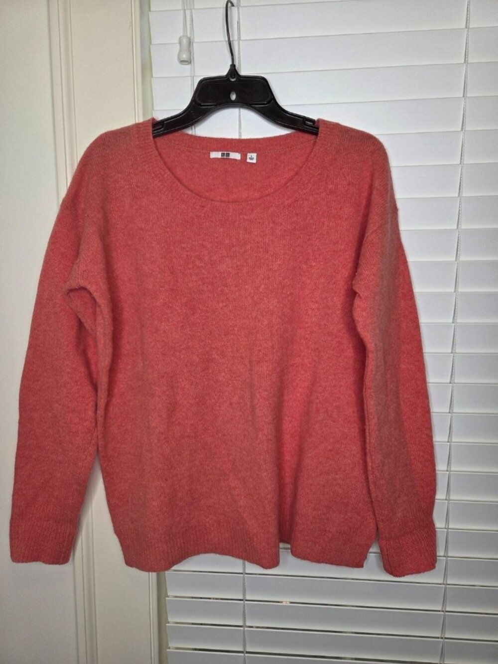 Uniqlo Womens Sweater L Coral Pink 100% Wool Crewneck classic preppy comfort